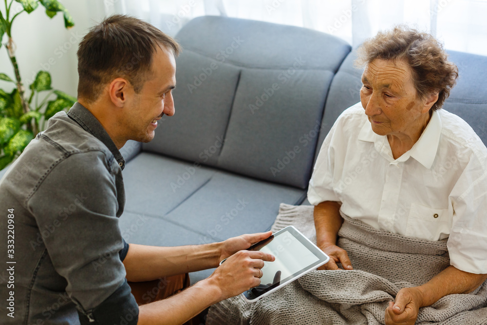 Obraz premium Senior woman with her home caregiver
