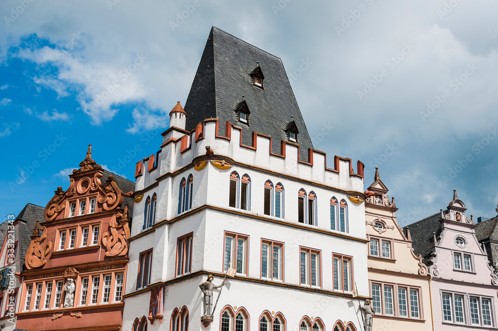 Obraz premium Trier, Hauptmarkt, Marktplatz, Petrusbrunnen, St. Gangolf, Kirche, Marktkirche, Brunnen, Marktkreuz, Turm, Stadt, Altstadt, Altstadthäuser, Mosel, Stadtrundgang, Rheinland-Pfalz, Deutschland