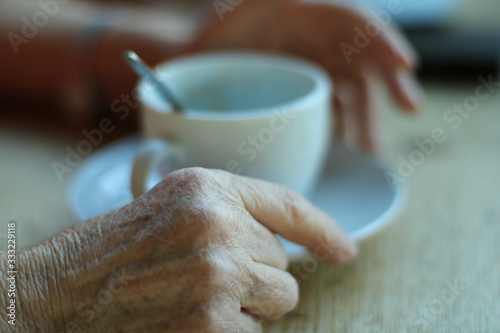 Kaffee, Kaffee trinken, Kaffeetasse, Frau trinkt Kaffee, Café, Kaffeetasse, alte Frau trinkt Kaffee, Genuss, Genuss von Kaffee, Genuss von Tee photo