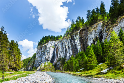 Wunderschöne Schweizer Berglandschaft im Fühling