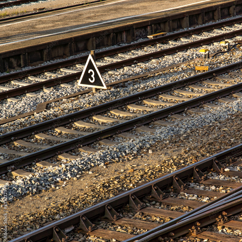 Gleisanlage mit Signalschild