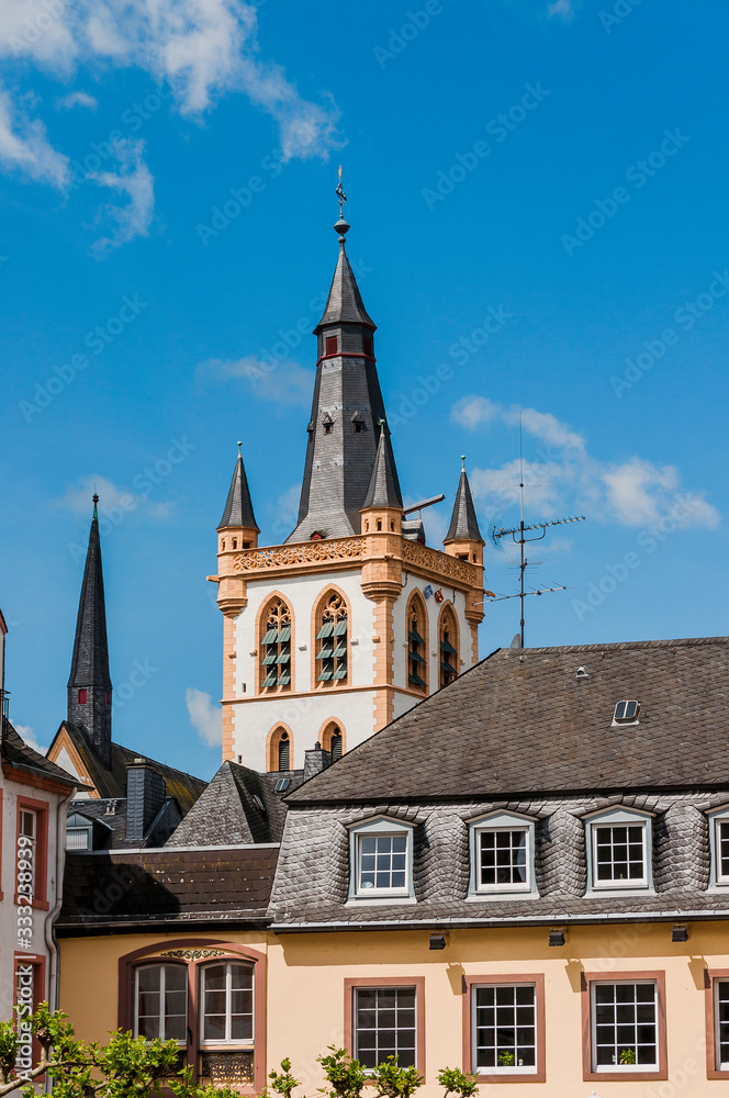 Obraz premium Trier, St. Gangolf, Kirche, Marktkirche, Zunftkirche, Hauptmarkt, Markt, Marktplatz, Marktkreuz, Turm, Stadt, Altstadt, Altstadthäuser, Mosel, Fluss, Stadtrundgang, Rheinland-Pfalz, Frühling, Sommer