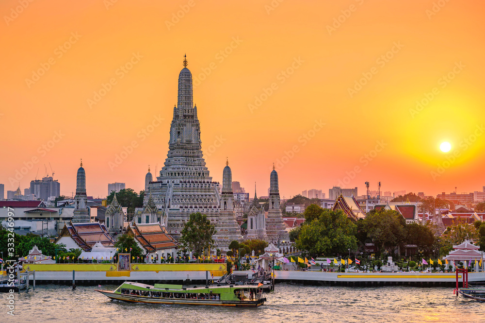 Obraz premium Świątynia Wat Arun w Bangkoku w Tajlandii. Wat Arun to świątynia buddyjska w dzielnicy Bangkok Yai w Bangkoku w Tajlandii