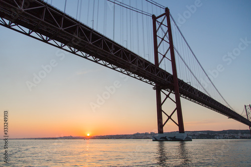 Lissabon, Portugal: Brücke Ponte 25 de Abril über den Fluss Tejo bei Sonnenuntergang