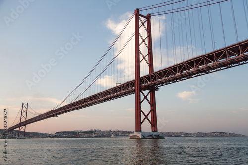 Lissabon, Portugal: Brücke Ponte 25 de Abril über den Fluss Tejo 