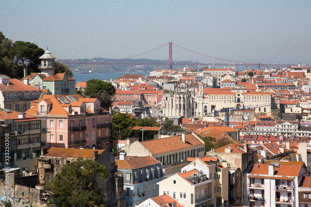 Lissabon, Portugal: Blick über die Altstadt Viertel Alfama und Baixa hinüber zum Bairro Alto und der Brücke Ponte 25 de Abril  