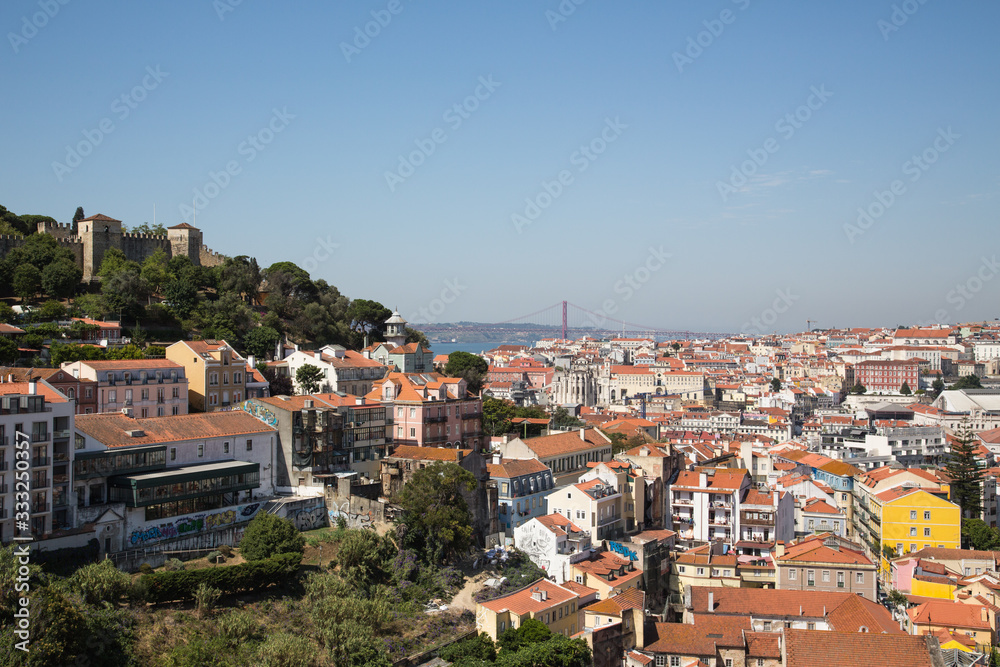 Lissabon, Portugal: Blick zur Festung Castelo de São Jorge über die Altstadt Viertel Alfama und Baixa hinüber zum Bairro Alto und der Brücke Ponte 25 de Abril  