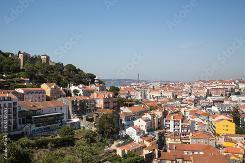 Lissabon, Portugal: Blick zur Festung Castelo de São Jorge über die Altstadt Viertel Alfama und Baixa hinüber zum Bairro Alto und der Brücke Ponte 25 de Abril 