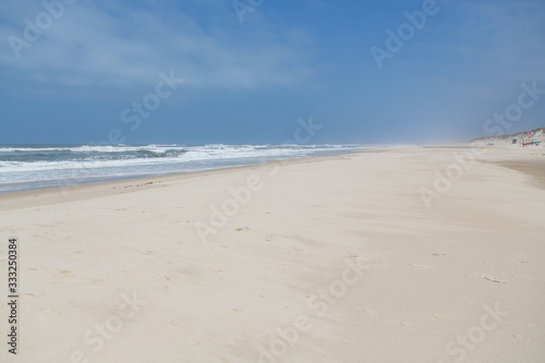 Fototapeta Naklejka Na Ścianę i Meble -  Herrliche Dünen Landschaft am ruhigen und endlosen Strand Praia do Osso Balaia, Portugal