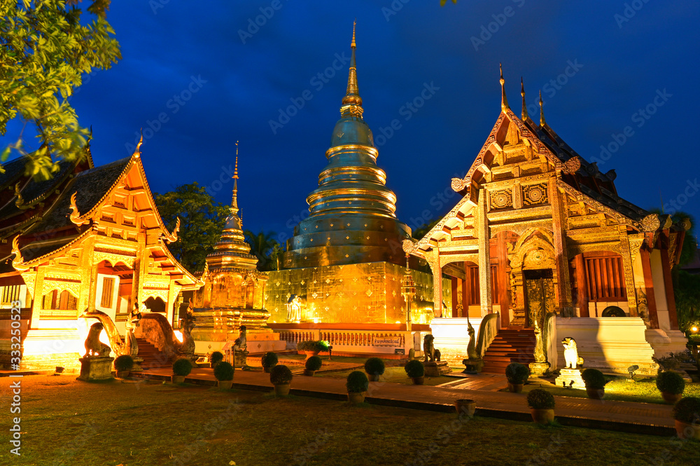 Naklejka premium Phra Sing temple,landmark for tourist at Chiang Mai,Thailand.Most favorite landmark for travel Phra Sing temple at night scene.
