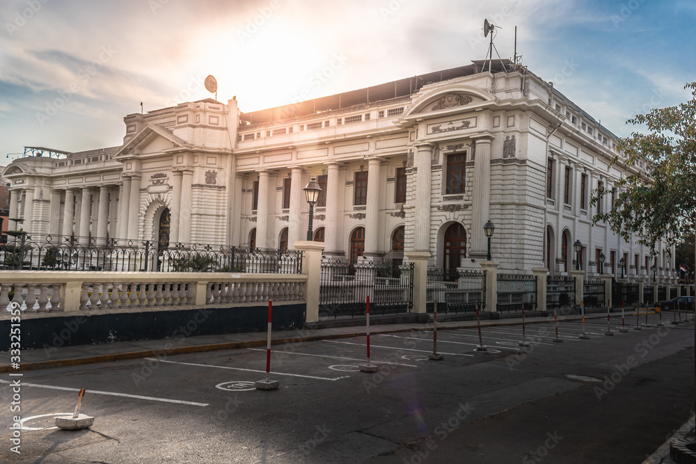 Fototapeta premium backlit building