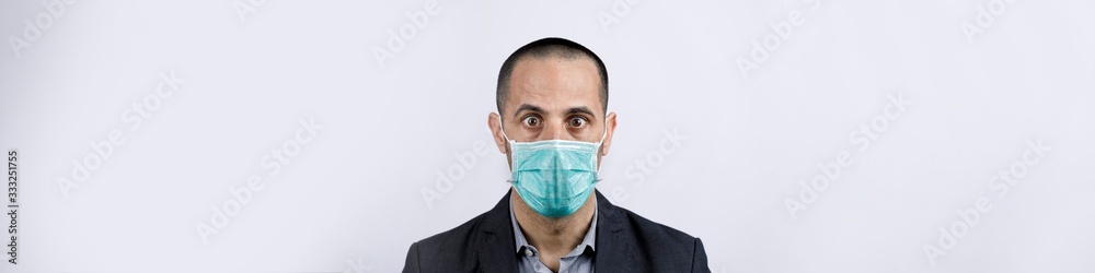 Uomo in giacca e camicia con mascherina protettiva, guarda , , isolato su sfondo bianco Uomo in giacca e camicia con mascherina protettiva, guarda , , isolato su sfondo bianco