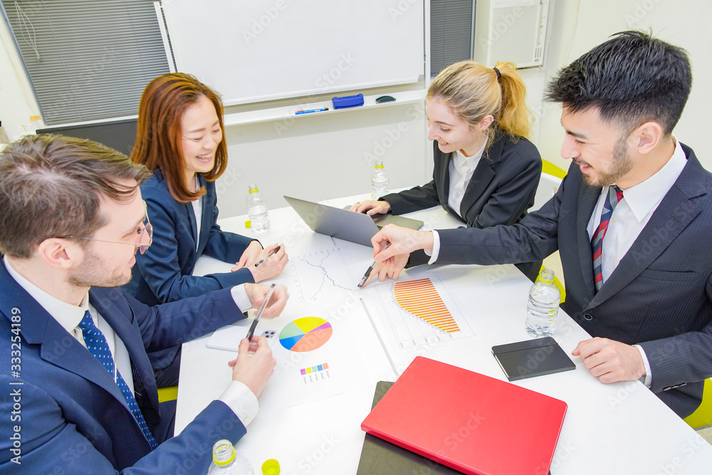Fototapeta premium 会議室で話し合いをするビジネスパーソン