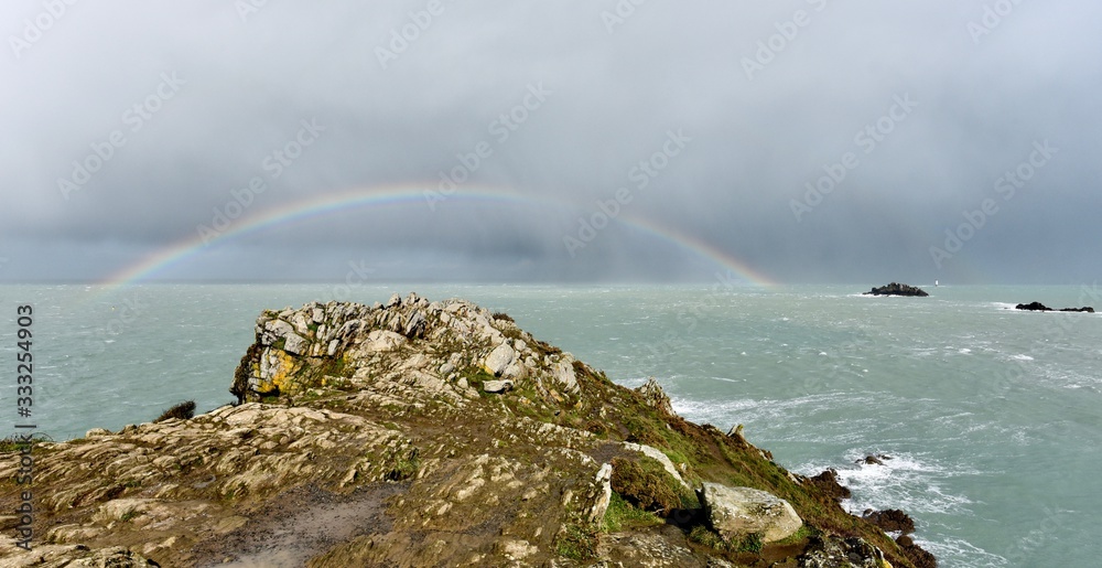 Arc en ciel sur la pointe du Grouin
