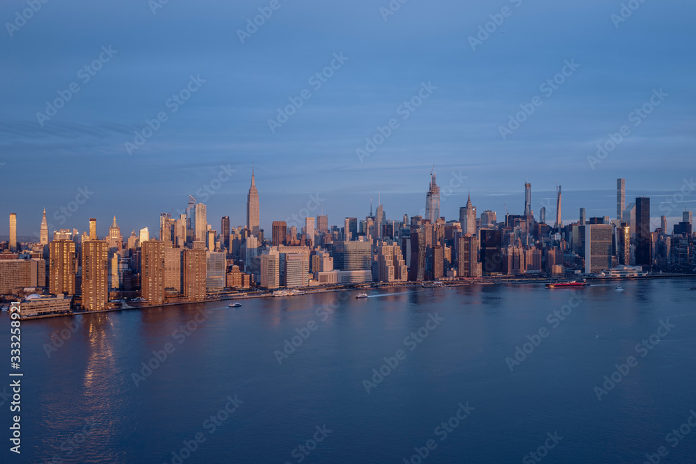 Fototapeta premium manhattan skyline at sunset
