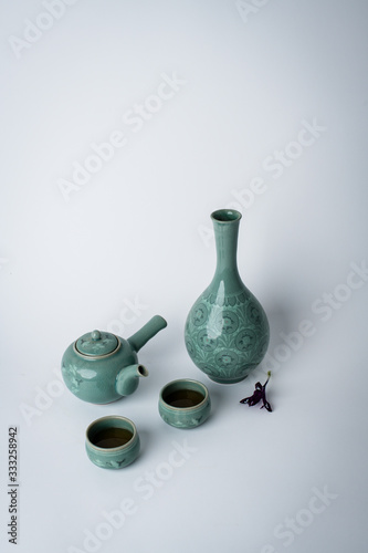 Valokuva celadon tea set on white background