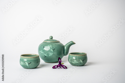 Valokuva Asian teapot and cups with iris
