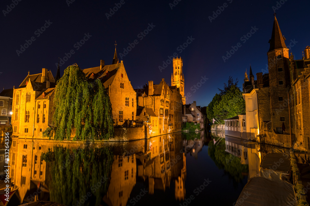  125/5000 Beautiful medieval city of Bruges in Belgium (Europe). Full of bridges and water channels, surrounded by fantastic buildings.