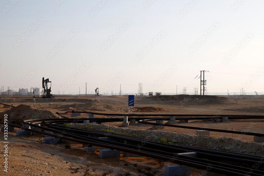 Fototapeta premium Oil pump jack in Omani desert