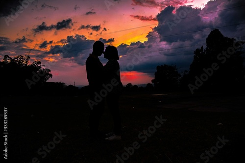 dos enamorados en una tarde soleada
