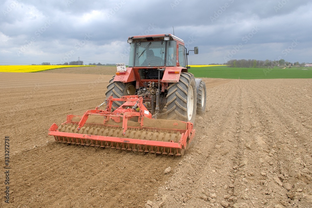 Fototapeta premium Semis de betterave, travail du sol, passage d'une herse rotative