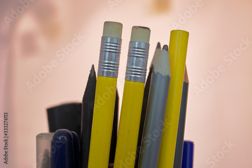 Varios lápices de colores dentro de un portalápices photo