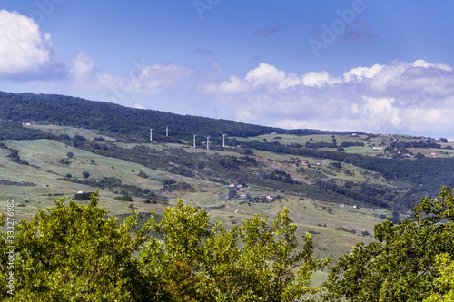 vista panoramica de colinas con torres de energia eolica