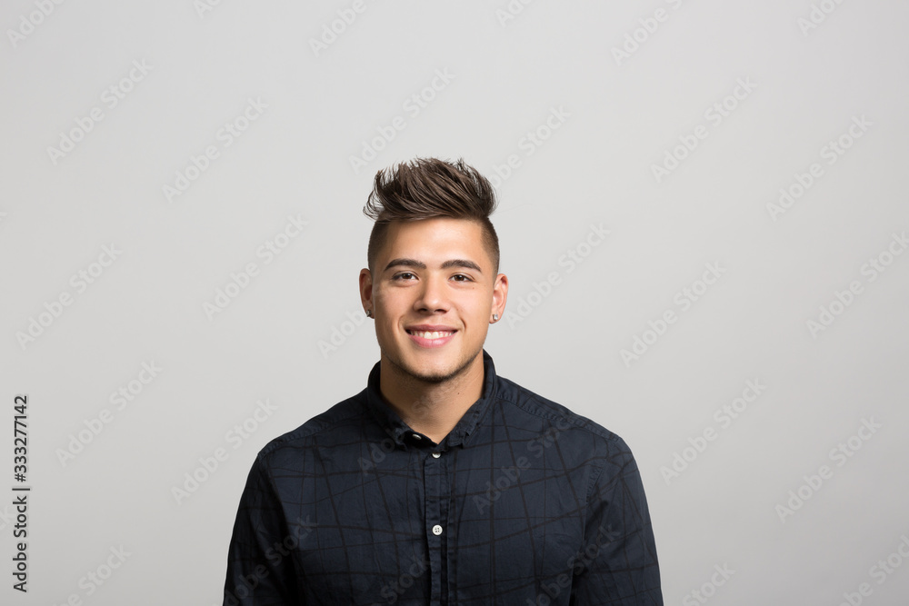 Obraz premium studio portrait of a happy young man