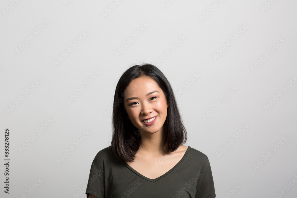 Obraz premium Studio portrait of a thoughtful young woman