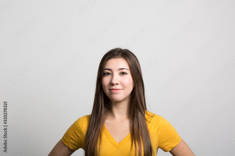 Obraz premium Studio portrait of a happy young woman