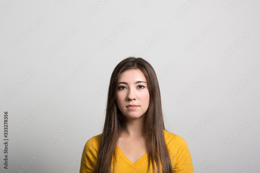 Obraz premium Studio portrait of a young woman contemplating