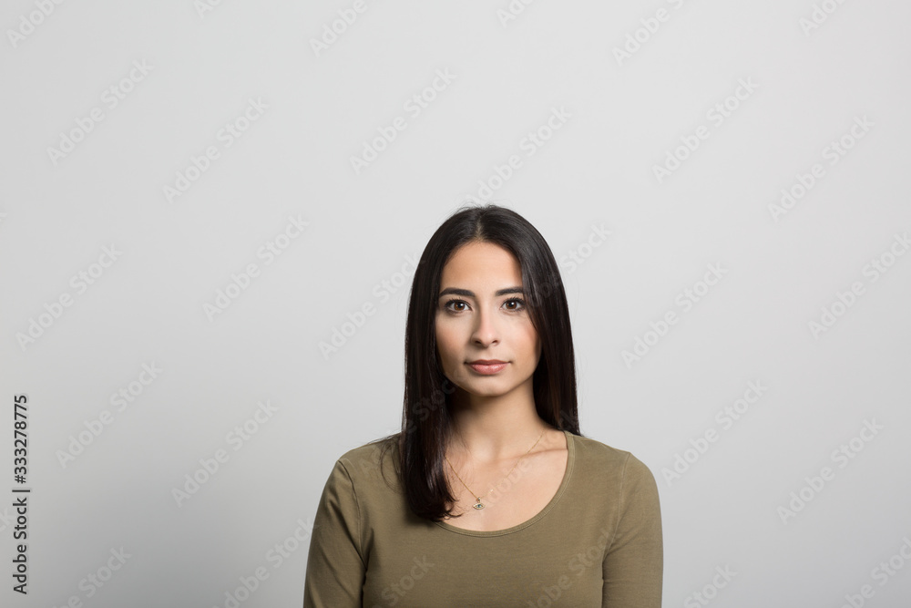Obraz premium Studio portrait of a pensive young woman
