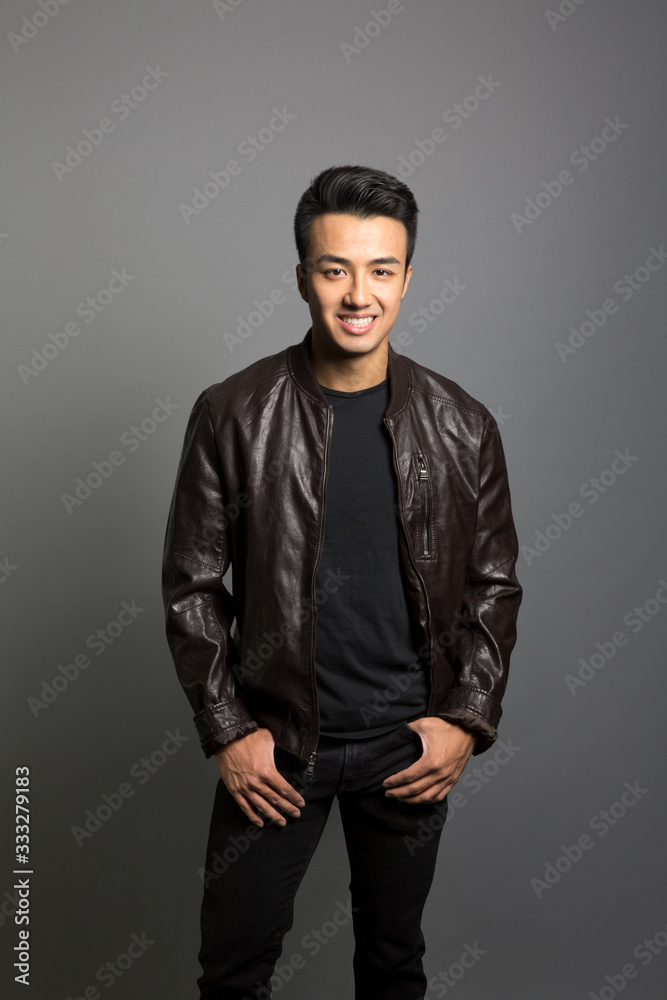 Obraz premium Studio portrait of a happy young man