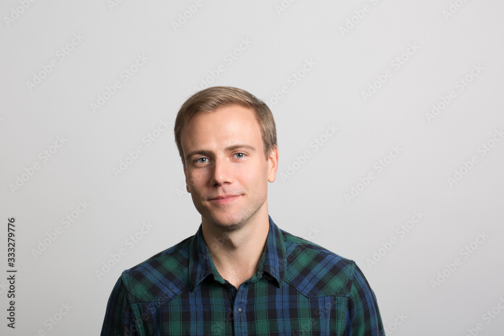 Obraz premium studio portrait of a happy man 