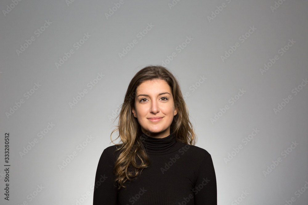 Obraz premium Studio portrait of a confident young woman