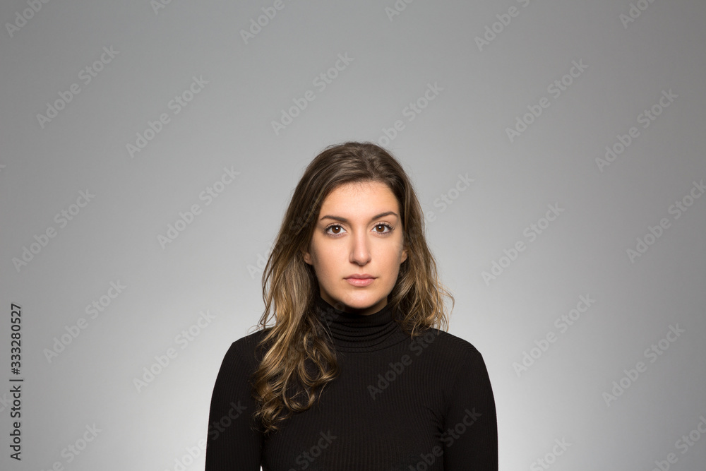 Obraz premium Studio portrait of a thoughtful young woman