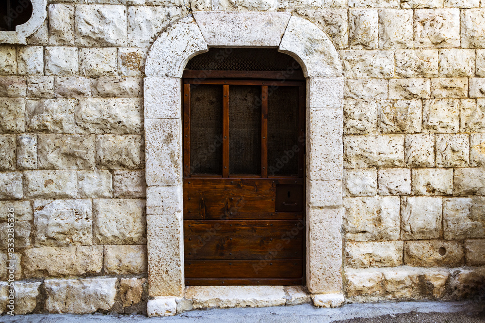 Antiguo portal en piedra metal y madera