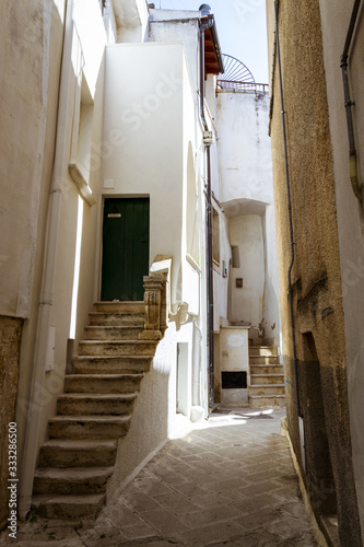 Calle de un antiguo poblado medieval en Italia