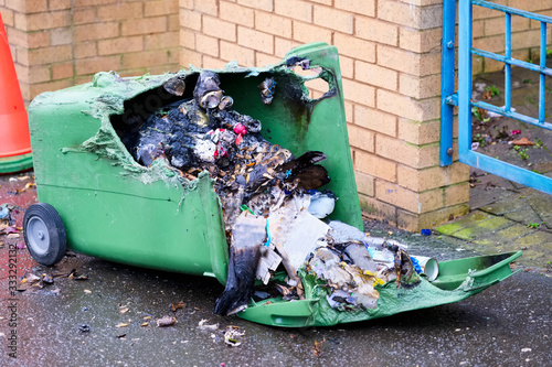 Foto Wheelie bin vandalism on side burnt out by fire by vandals in council estate Lon