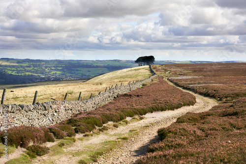 Φωτογραφία Cloud and sunshine over English moorland countryside in the autumn