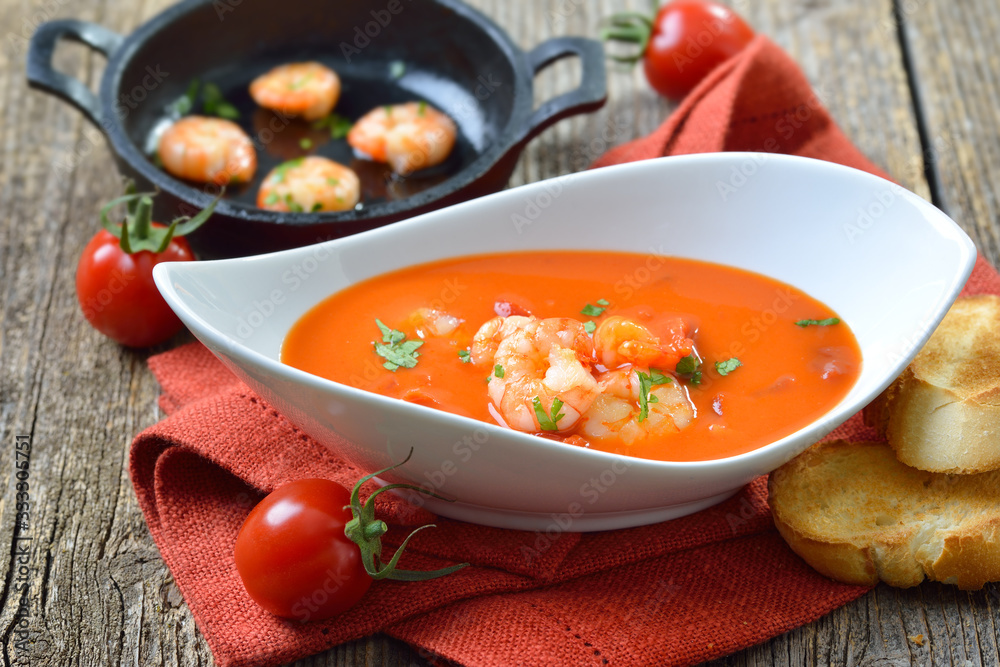 Cremige Tomatensuppe mit gebratenen Garnelen - Cream of tomato soup with fried prawns, served with toasted baguette slices Cremige Tomatensuppe mit gebratenen Garnelen - Cream of tomato soup with fried prawns, served with toasted baguette slices