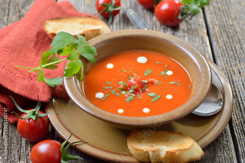 Cremige Tomatensuppe mit getoasten Baguettescheiben - Cream of tomato soup served with toasted baguette slices