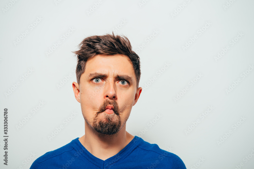 Obraz premium Man sucks his cheeks