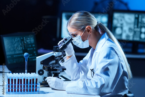 Canvastavla Female scientist working in modern lab