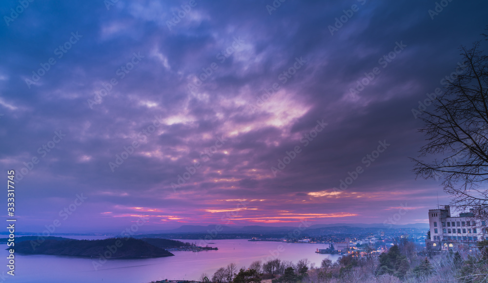 Fototapeta premium Piękny zachód słońca nad Oslo miastem stołecznym Norwegii