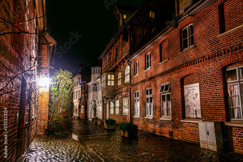 Fototapeta Naklejka Na Ścianę i Meble -  Strasse in Lüneburg bei Nacht