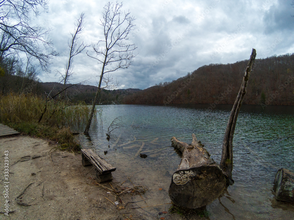 Paisaje de laguna y montañas en Croacia. Paisaje de laguna y montañas en Croacia.