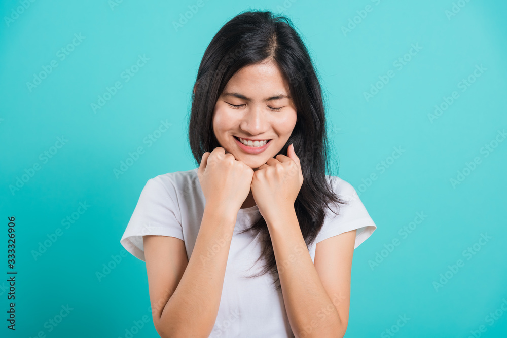 woman wear t-shirt glad keeps both hands under chin woman wear t-shirt glad keeps both hands under chin