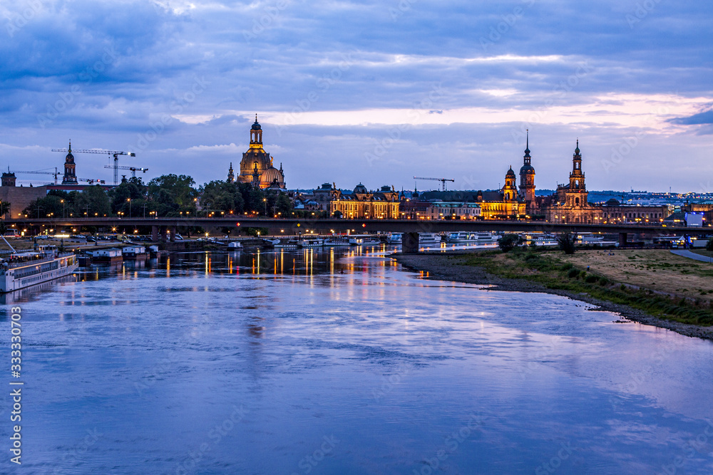 Blick auf der Stadt Dresden-Friedrich August Brücke