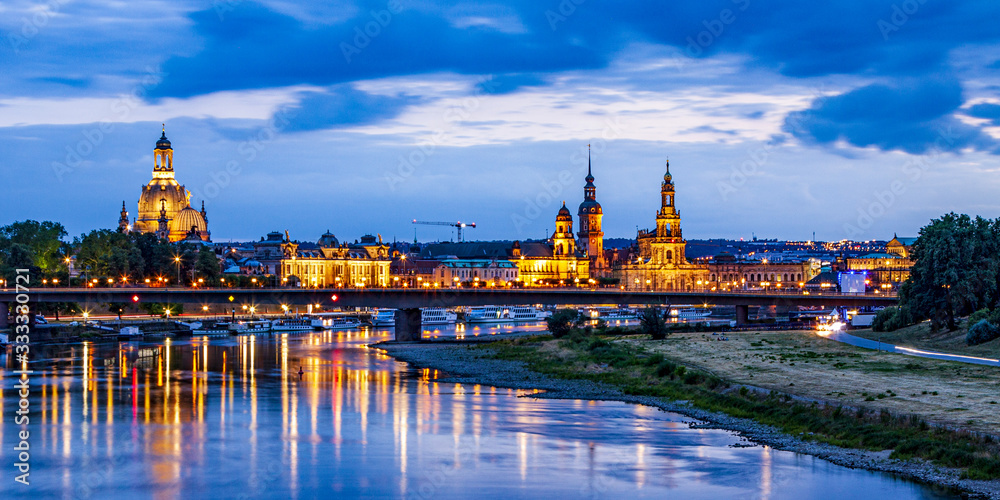Zur Blauen Stunde Blick auf der Friedrich August Brücke-Dresden
